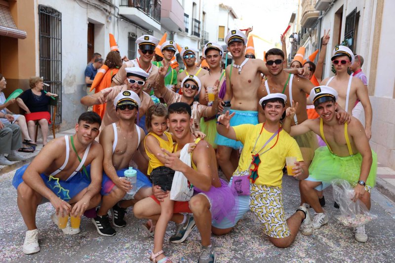 Les carrosses de Gata omplin el recorregut d’enginy, confeti,… i crítiques per l’entrada de bous “sorpresa” Les carrosses de Gata omplin el recorregut d’enginy, confeti,… i crítiques per l’entrada de bous “sorpresa”